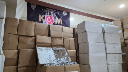 İzmirde kaçakçılık operasyonu 4 milyona yakın makaron ele geçirildi