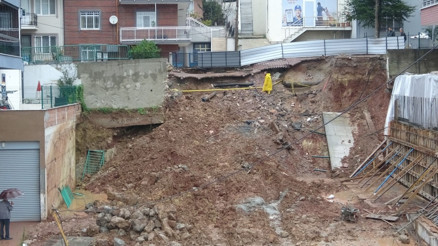 İnşaat kazısında İstinat duvarı çöktü 6 katlı apartman boşaltıldı: Mağduriyetimiz var