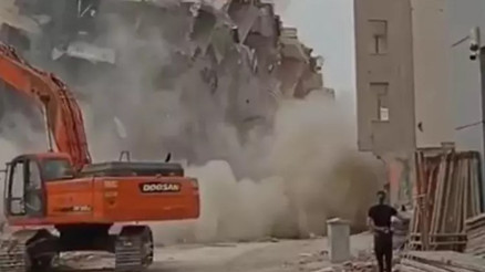 Gaziantep’te ağır hasarlı 7 katlı bina, yıkım sırasında çöktü