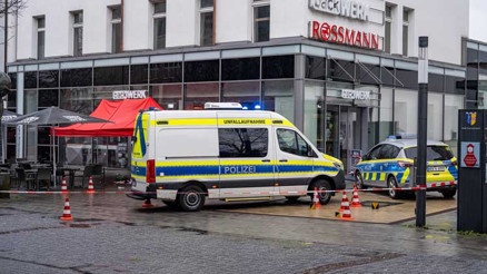 Bıçaklı soyguncuya kurşun yağmuru: 2 yaralı