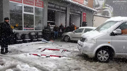 Kar yağdı, sürücüler lastikçilere akın etti