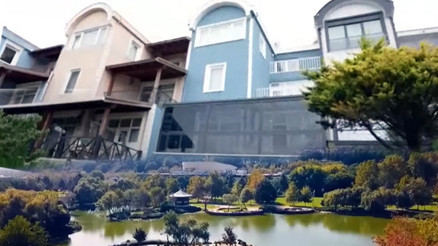 90lı yılların efsane ismi üç katlı villasının kapılarını açtı