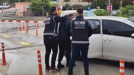MİT ve Emniyetten ortak operasyon FETÖnün kilit isimlerinden Mehmet Kamış İzmir’de yakalandı MİT ve Emniyetten ortak operasyon FETÖnün kilit isimlerinden Mehmet Kamış İzmir’de yakalandı
