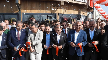 Adnan Polatın deprem bölgesine yaptırdığı Suna Polat Gençlik Merkezinde Öğretmenler Günü kutlandı