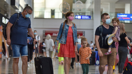 Bakan Ersoy: 10 ayda Türkiyeye 50,2 milyon turist geldi