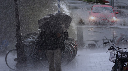 İstanbulda fırtına ve kuvvetli yağış alarmı İki ilçeye dikkat çekildi: Meteoroloji, Valilik ve AKOMdan peş peşe uyarılar