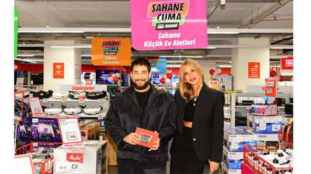 Çağla Şıkel ve Enis Arıkan  hem ‘Şahane Cuma’ alışverişi yaptı hem de eğlendi