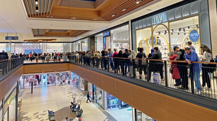 Saatlerce kuyrukta beklediler en ucuz ürünü kapmak için yarıştılar: İndirim çılgınlığı