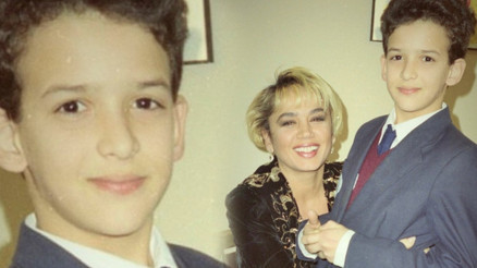 80lerin sonu...  Bu çocuk büyüdü, konserinde Sezen şarkıları söylüyor