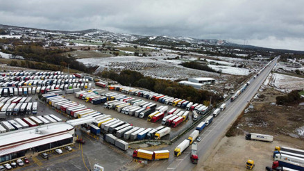 Balkanlarda yoğun kar yağışı yolları kapattı Hamzabeyli Sınır Kapısında 20 km TIR kuyruğu oluştu