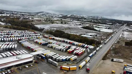 Balkanlarda yoğun kar yağışı yolları kapattı Hamzabeyli Sınır Kapısında 20 km TIR kuyruğu oluştu