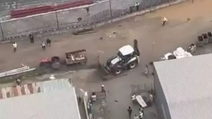 Operatör çıldırdı: Kavga ettiği işçileri kepçeyle kovaladı