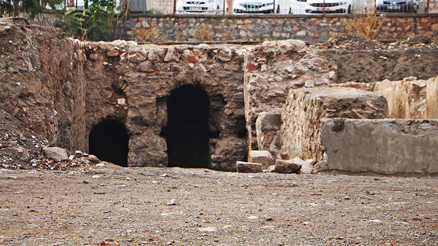 Yıkılan okulun altından tarihi hamam çıktı