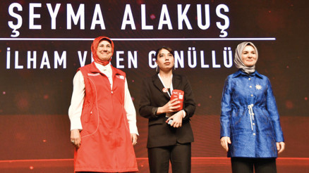 6 Şubat iyiliklerine Kırmızı Yelek