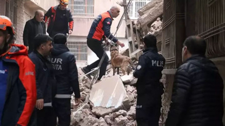 Diyarbakır’da depremde ağır hasar alan bina çöktü