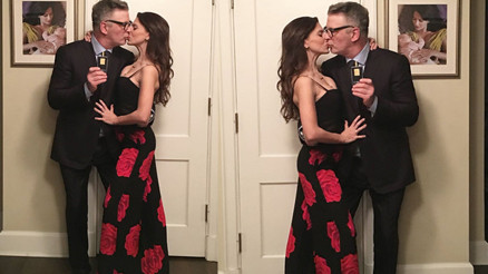 Bir sonbahar günü birbirlerine vurulmuşlardı.... Yıllar aşkın ateşini söndüremedi... Mutlu evliliğin sırrı, karımı hızlıca öpmek