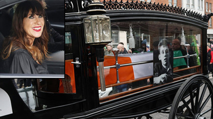 Onu kaybetmekten çok korkuyorum dediği kocasını son yolculuğuna gülerek uğurladı: Tabutu ve kalabalığı görünce kendini tutamadı