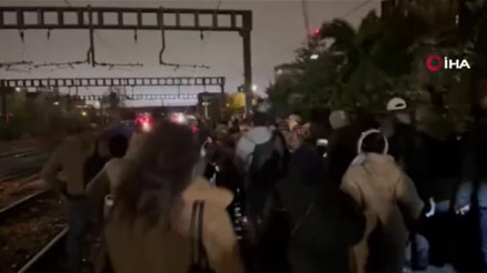 Londra’da demiryolu hattında arıza: Yolcular raylarda yürüdü