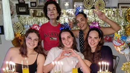 Bu fotoğrafta iki Türkiye güzeli var