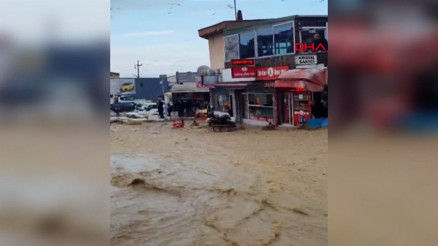 Trabzonda su borusu patladı Yollar göle döndü, iş yerlerini su bastı