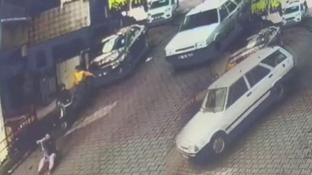 İstanbulda feci kaza: Scooter kullanan çocuk otomobilin altında kaldı