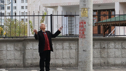 Yol ortasındaki elektik direğini görenler şaşkına dönüyor