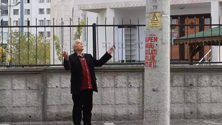 Yol ortasındaki elektik direğini görenler şaşkına dönüyor