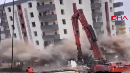 Diyarbakır’da 8 katlı bina, yıkım sırasında çöktü O anlar kamerada