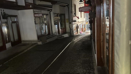 Dükkân aydınlık çarşı karanlık