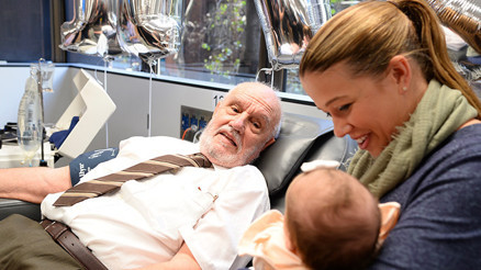 Tek başına 2,4 milyon bebeğin hayatını kurtaran Altın Kollu Adam... Her şey 14 yaşındayken geçirdiği ameliyatla başladı Umarım birileri benim rekorumu kırar