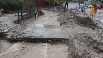 Çanakkalede sağanak yağış... Dere taştı, araçlar sular altında kaldı