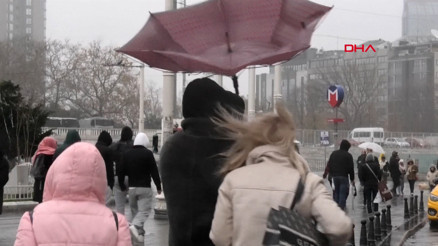 İstanbulda rüzgarlı ve yağmurlu hava etkili oluyor