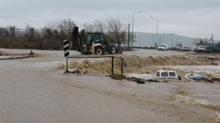 Çanakkalede sağanak yağış... Dere taştı, sahil yolu trafiğe kapatıldı