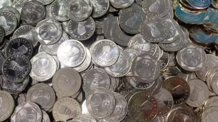 Darphanede madeni 5 liranın basım aşaması Darphanede madeni 5 liranın basım aşaması