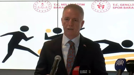 İstanbul Valisi Davut Gül: Hedefimiz 1 milyon öğrencimizi lisanslı olarak spor yaptırmak İstanbul Valisi Davut Gül: Hedefimiz 1 milyon öğrencimizi lisanslı olarak spor yaptırmak