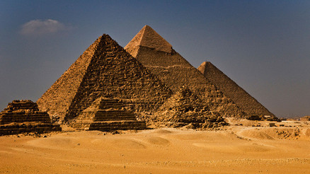 Her biri tonlarca ağırlıktaki milyonlarca dev taşla inşa edildi... 4.500 yıl boyunca nasıl ayakta kaldıkları bugün bile açıklanamıyor: Giza Piramitleri