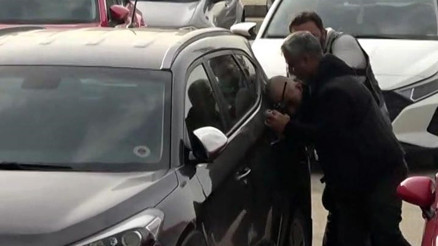 Adliyeye girmemek için direnen hırsızlık şüphelisi, başını otomobillere vurdu