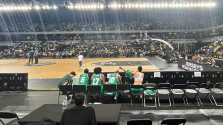 Basketbolda sıra dışı olay Bursa Uludağ Kadın Basketbol Takımı sahaya 5 kişi çıktı, kenarda ne hoca ne de oyuncu vardı...