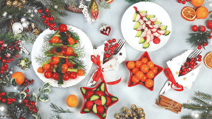 Meyveden çam ağacı, çikolatadan  kozalak, salatadan çelenk...
