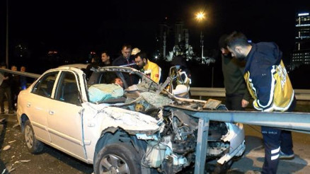 Ataşehirde otomobil bariyerlere saplandı