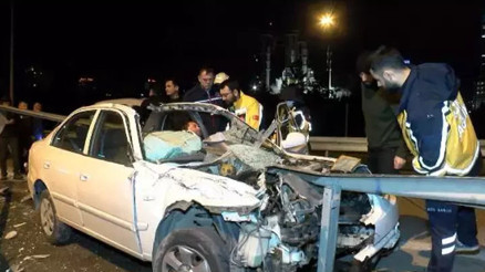 Ataşehirde otomobil bariyerlere saplandı