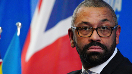 Bakanın karısı ile ilgili yaptığı şaka İngiltereyi karıştırdı Kadınlar çileden çıktı, istifa sesleri yükseliyor