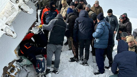 Ağrıda yol açma çalışmasında facia: 4 can kaybı Ağrıda yol açma çalışmasında facia: 4 can kaybı