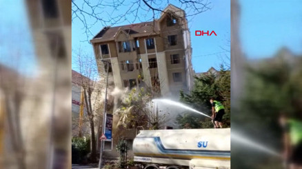 Esenyurtta 6 katlı bina kontrollü yıkım sırasında  caddeye çöktü