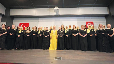 Bu koroda hüzünlü şarkı söylemek yasak