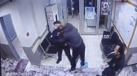 Başakşehirde karakolda polise saldırı: Kaçmaya çalıştı, yeniden gözaltına alındı