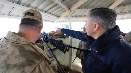 Bakan Yerlikaya, Mardinde üs bölgesini ziyaret etti