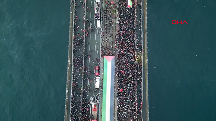 Gazze ve şehitler için büyük yürüyüş Binlerce kişi akın etti Gazze ve şehitler için büyük yürüyüş Binlerce kişi akın etti