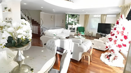 Ünlü şarkıcı ailesiyle burada yaşıyor 4 katlı villa, çocuk parkı ve havuz...