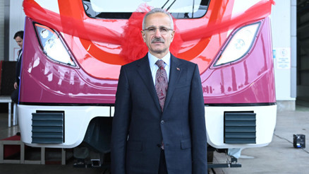 Bakan Uraloğlundan İstanbullulara müjde: Sürücüsüz metrolar hizmete alınıyor Bakan Uraloğlundan İstanbullulara müjde: Sürücüsüz metrolar hizmete alınıyor